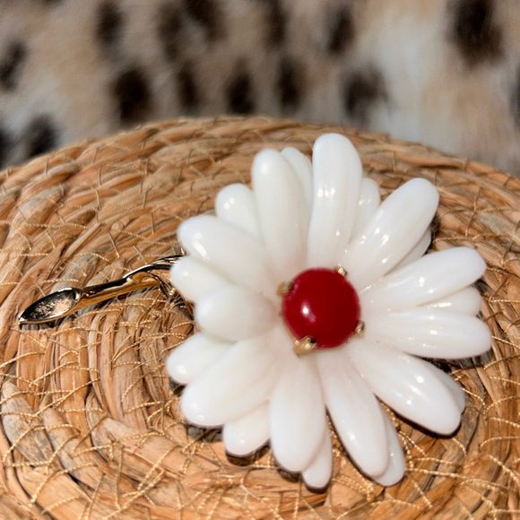 VINTAGE DAISY CASTLECLIFF FAUX PEARL WITH RED STONE & GOLD TONE BROOCH - Picture 14 of 15